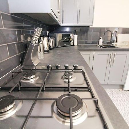 Modern 3 Bed, Contractors Welcome, Bradford Екстер'єр фото