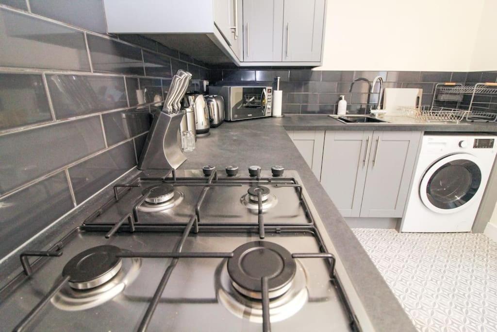 Modern 3 Bed, Contractors Welcome, Bradford Екстер'єр фото