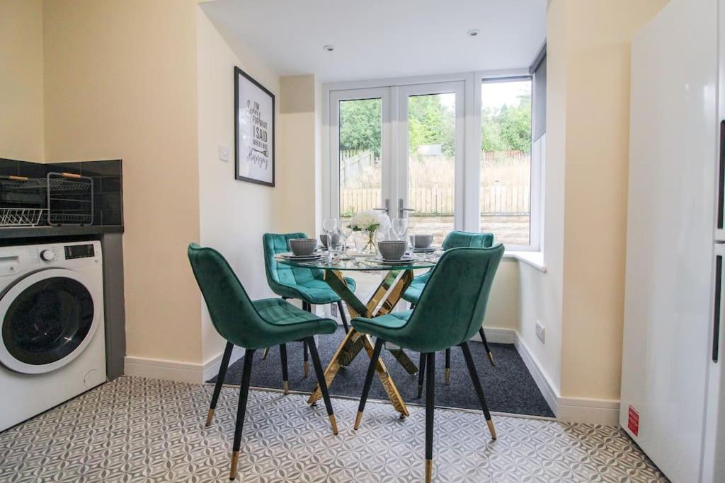 Modern 3 Bed, Contractors Welcome, Bradford Екстер'єр фото