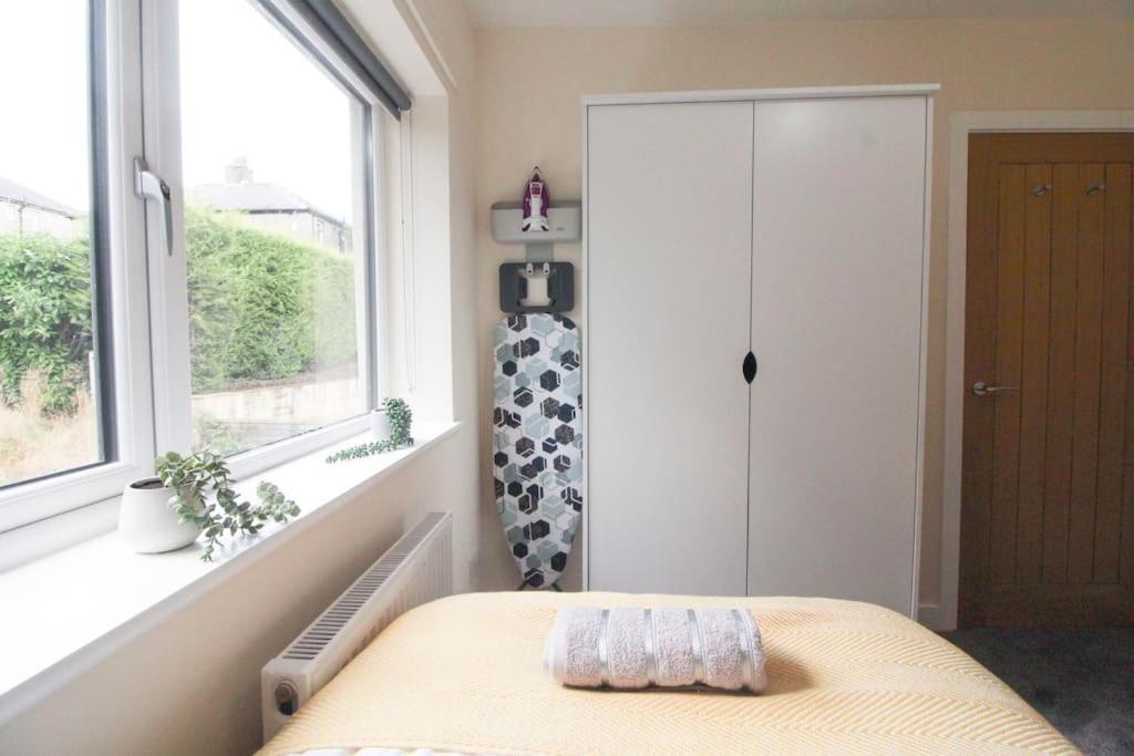Modern 3 Bed, Contractors Welcome, Bradford Екстер'єр фото