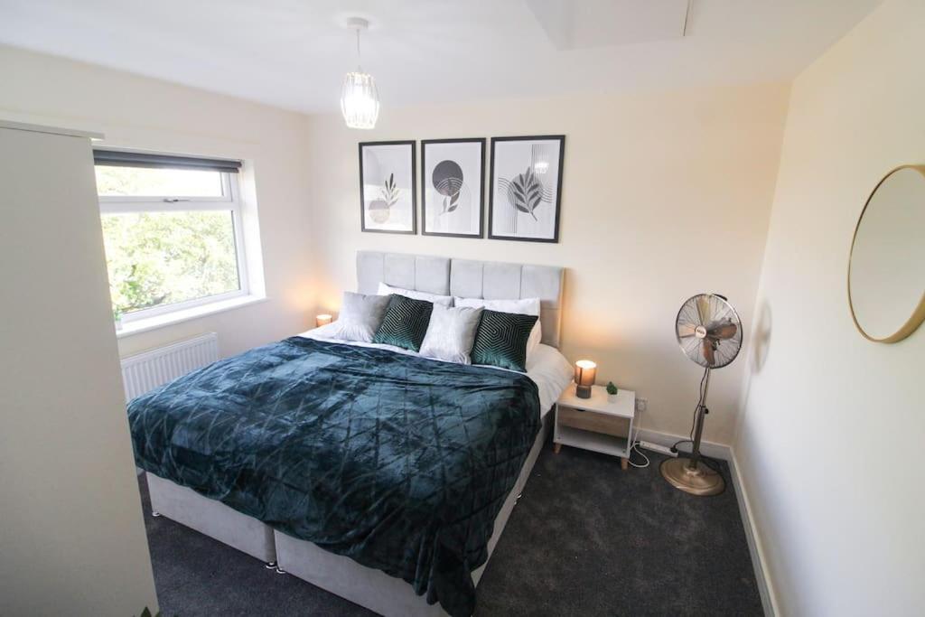 Modern 3 Bed, Contractors Welcome, Bradford Екстер'єр фото