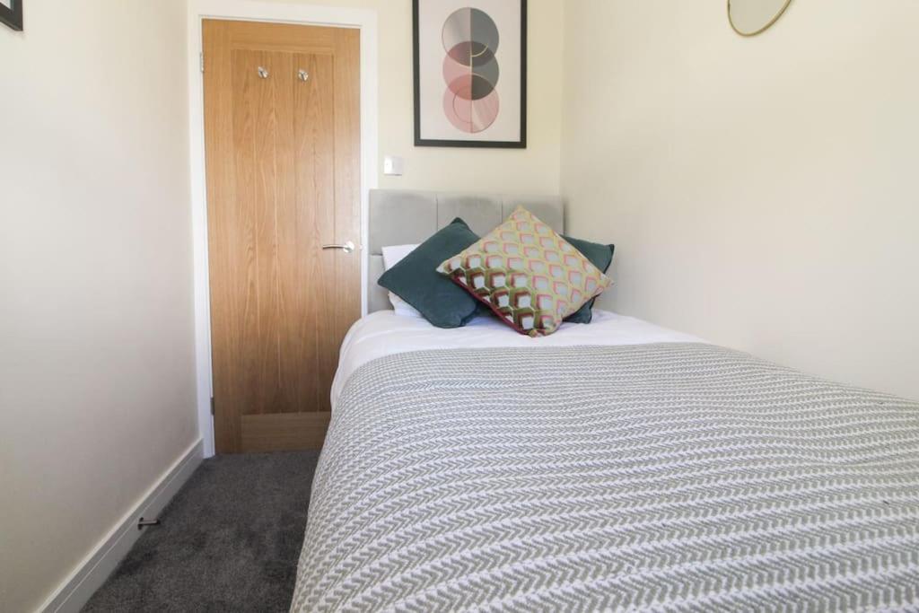 Modern 3 Bed, Contractors Welcome, Bradford Екстер'єр фото