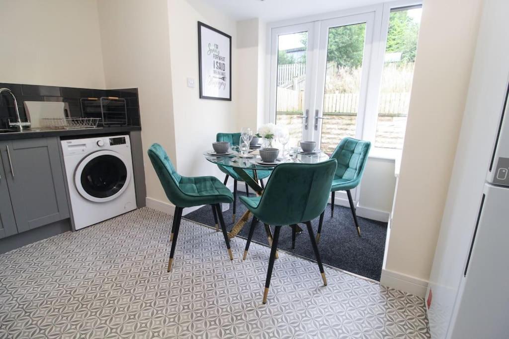 Modern 3 Bed, Contractors Welcome, Bradford Екстер'єр фото