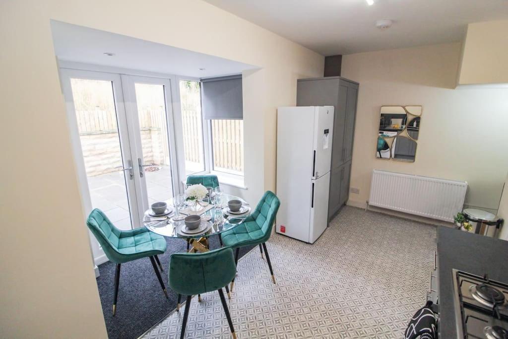 Modern 3 Bed, Contractors Welcome, Bradford Екстер'єр фото