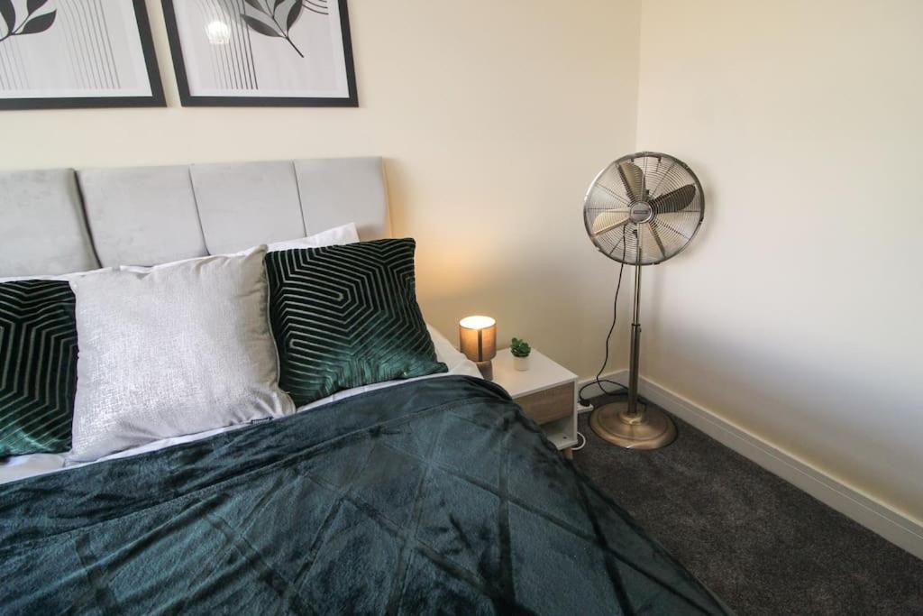 Modern 3 Bed, Contractors Welcome, Bradford Екстер'єр фото
