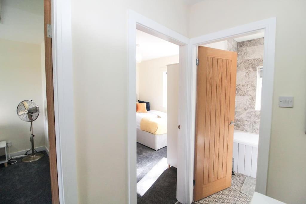 Modern 3 Bed, Contractors Welcome, Bradford Екстер'єр фото