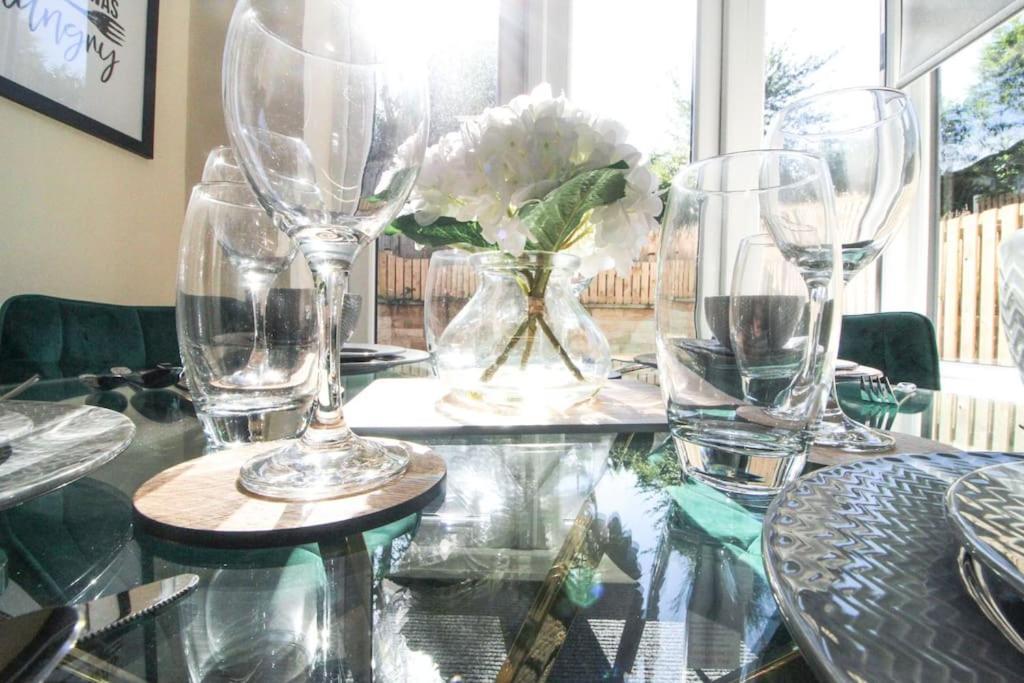 Modern 3 Bed, Contractors Welcome, Bradford Екстер'єр фото