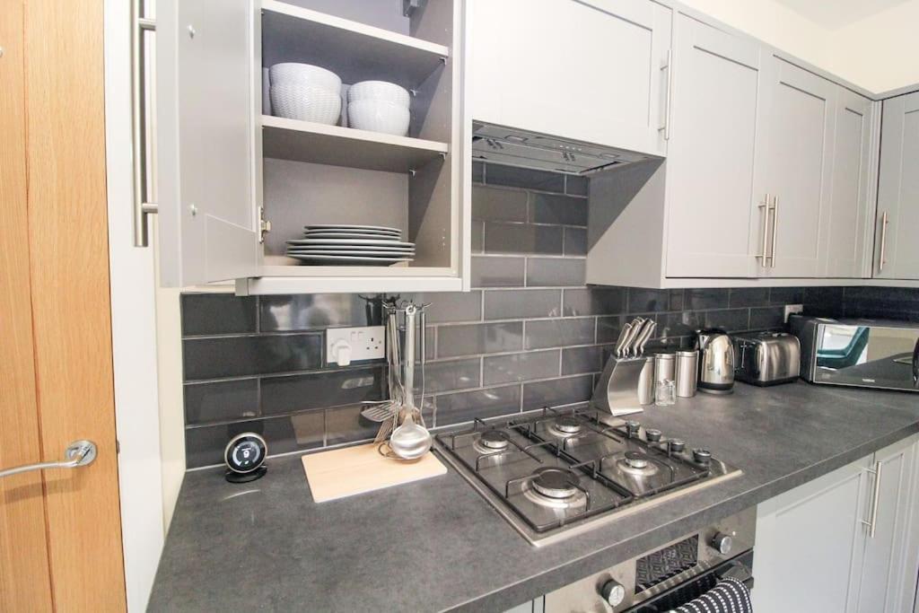 Modern 3 Bed, Contractors Welcome, Bradford Екстер'єр фото