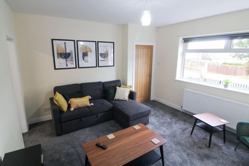 Modern 3 Bed, Contractors Welcome, Bradford Екстер'єр фото