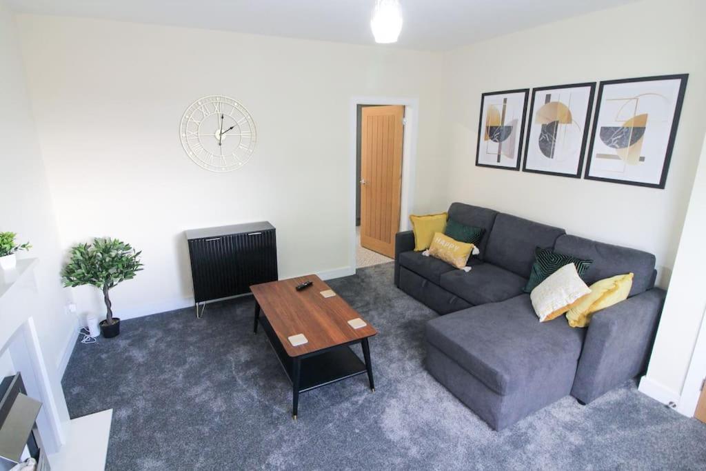 Modern 3 Bed, Contractors Welcome, Bradford Екстер'єр фото