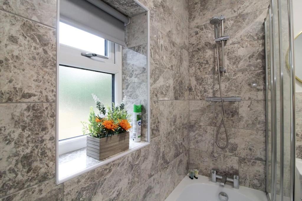 Modern 3 Bed, Contractors Welcome, Bradford Екстер'єр фото