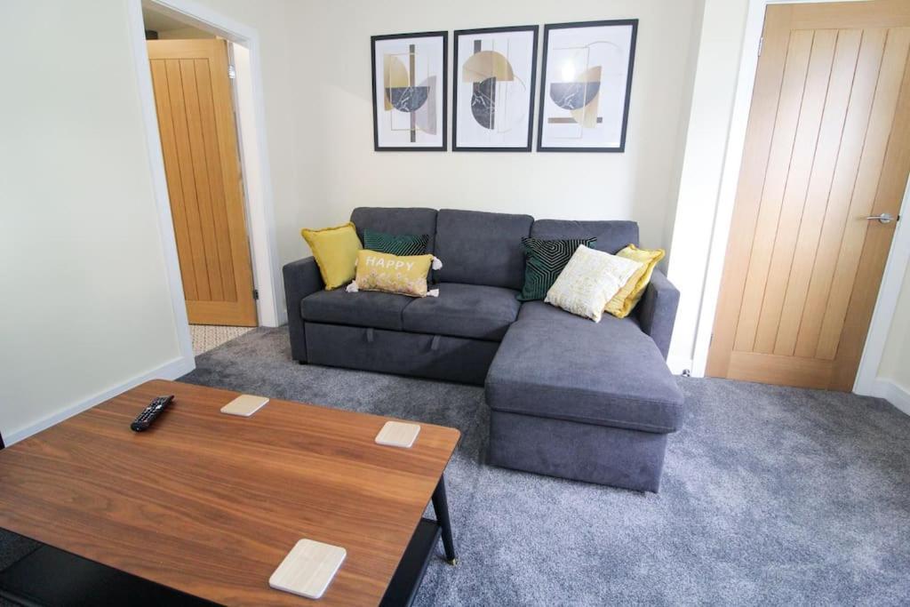 Modern 3 Bed, Contractors Welcome, Bradford Екстер'єр фото